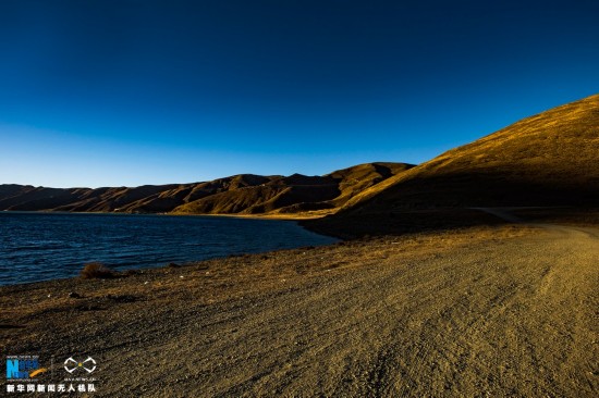 Vue hivernale aérienne du lac Yardrok Yutso