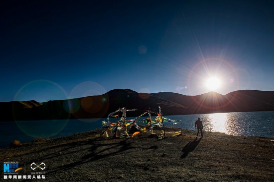 Vue hivernale aérienne du lac Yardrok Yutso