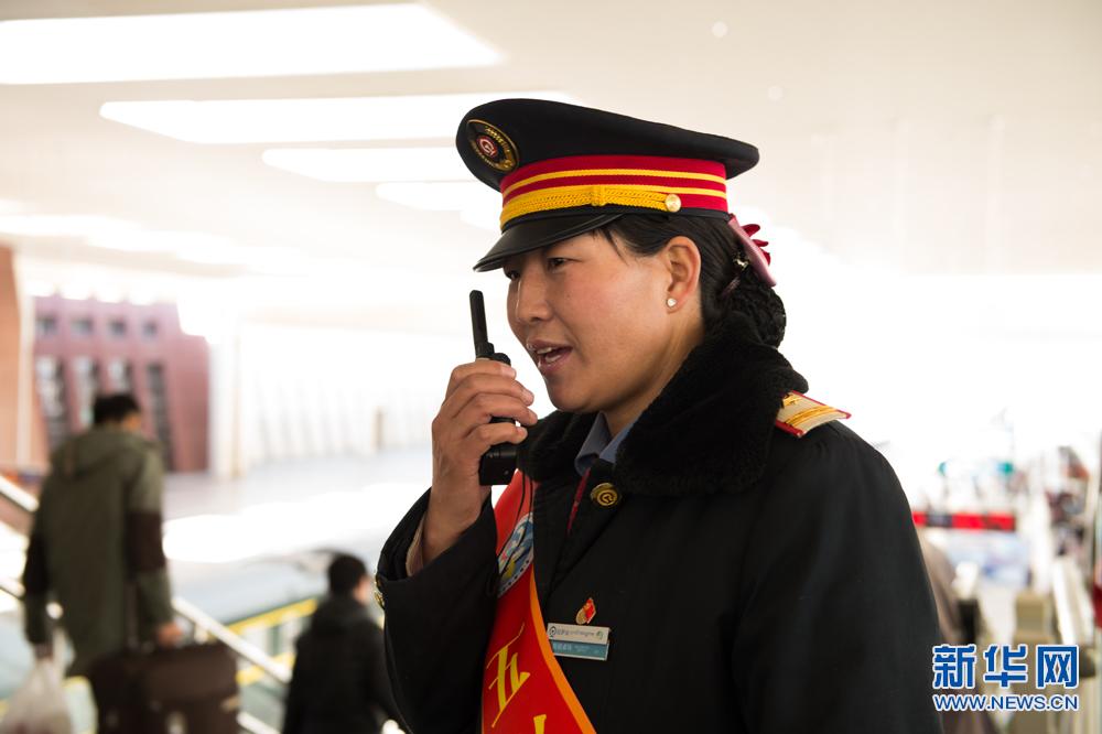 Coup d'?il aux grands déplacements de la Fête du printemps à Lhassa