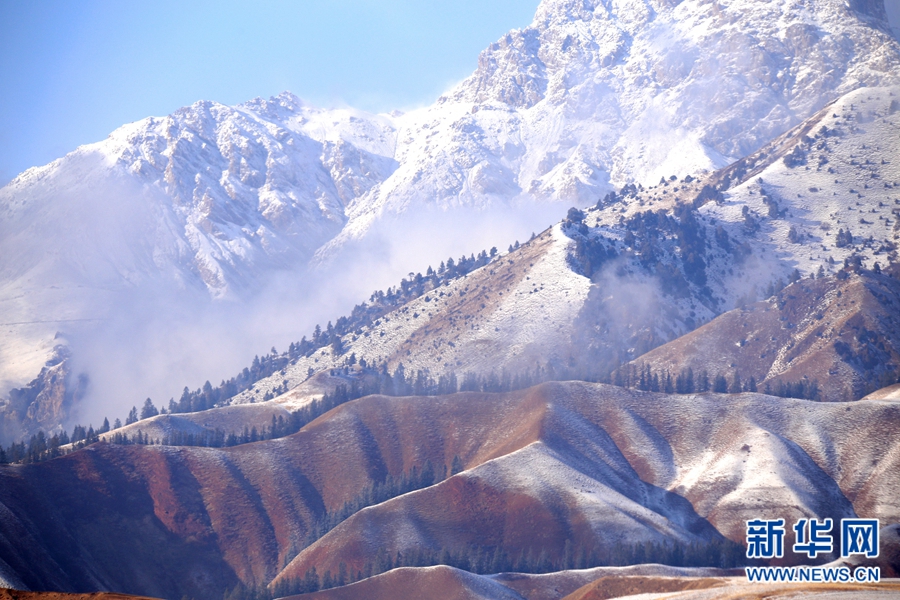 La beauté pittoresque des monts Qilian sous la glace