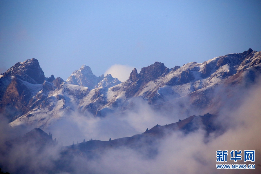 La beauté pittoresque des monts Qilian sous la glace