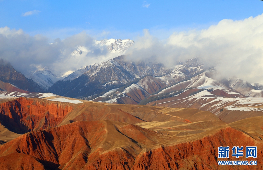 La beauté pittoresque des monts Qilian sous la glace