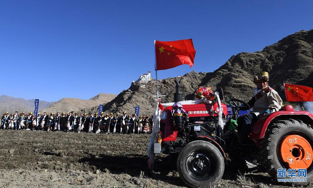 Voir le labourage de printemps du Tibet de la perspective du ciel