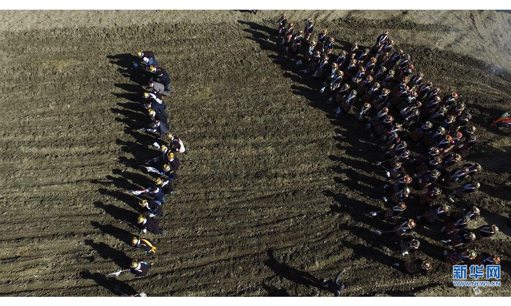 Voir le labourage de printemps du Tibet de la perspective du ciel